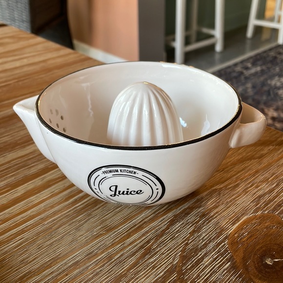 Other - Never used ceramic juicer in black and white